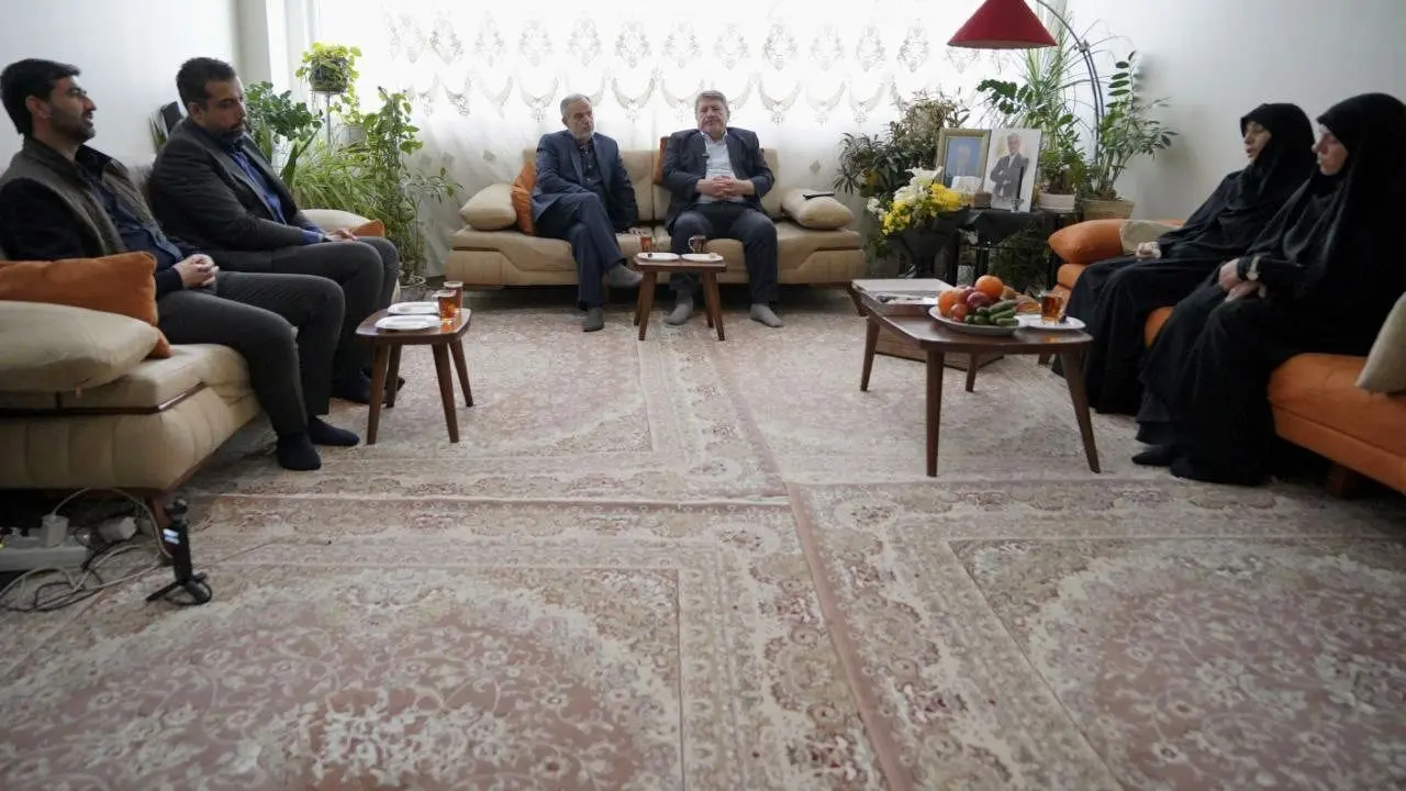 گزارش تصویری از حضور رئیس شورای اطلاع‌رسانی دولت در منزل مدیرکل فقید مطبوعات خارجی وزارت فرهنگ و ارشاد اسلامی