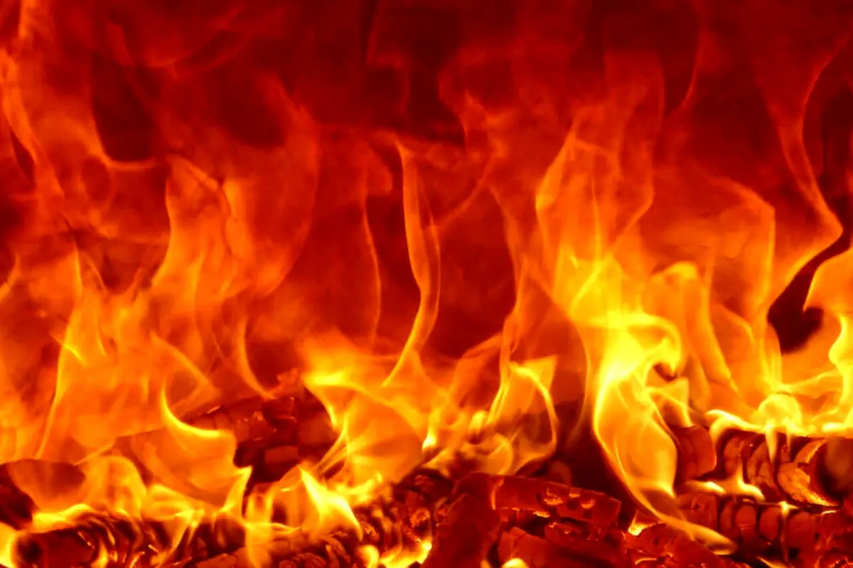 آتش‌سوزی در انبار ضایعاتی یک شرکت پتروشیمی در گلپایگان