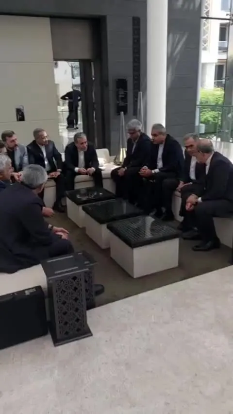 ویدئویی از گفتگوی هیات دیپلماتیک و کارشناسی ایران در مسقط پیش از آغاز گفتگوها