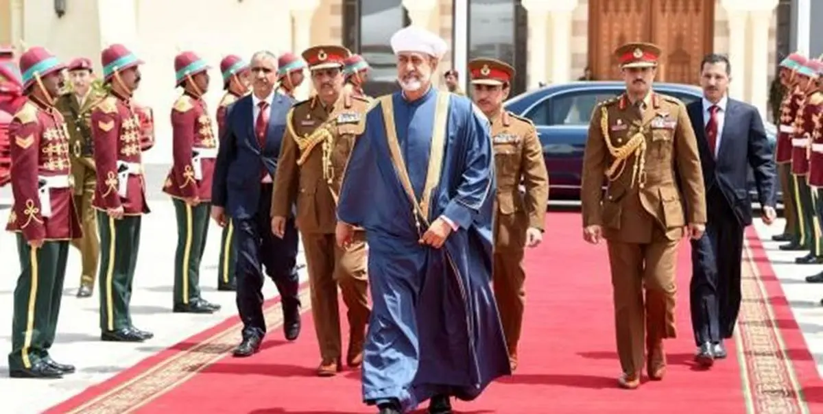 سلطان عمان با عمامه‌ای سفید راهی تهران شد + تصاویر