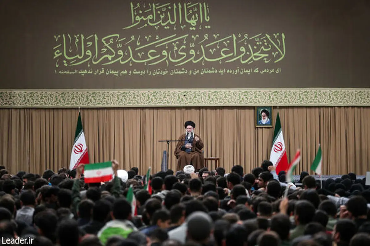 رهبر انقلاب: شعار مرگ بر آمریکا مسئله‌ای نیست که آمریکا بخاطر آن اینگونه با ملت ما معارضه کند؛ مسئله آمریکا با جمهوری اسلامی، ناسازگاری ذاتی و تقابل منافع است