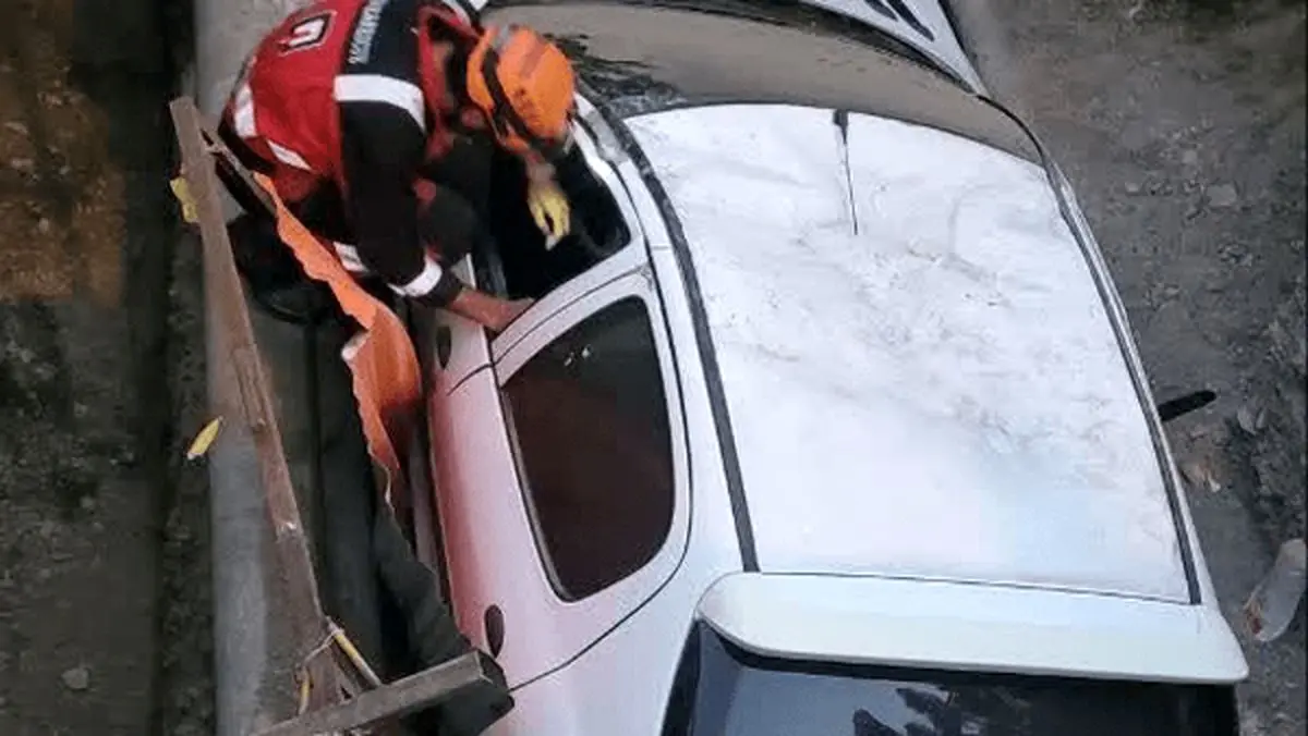 سقوط پژو ۲۰۶ در عمق ۳ متری گودبرداری در مشهد+ فیلم