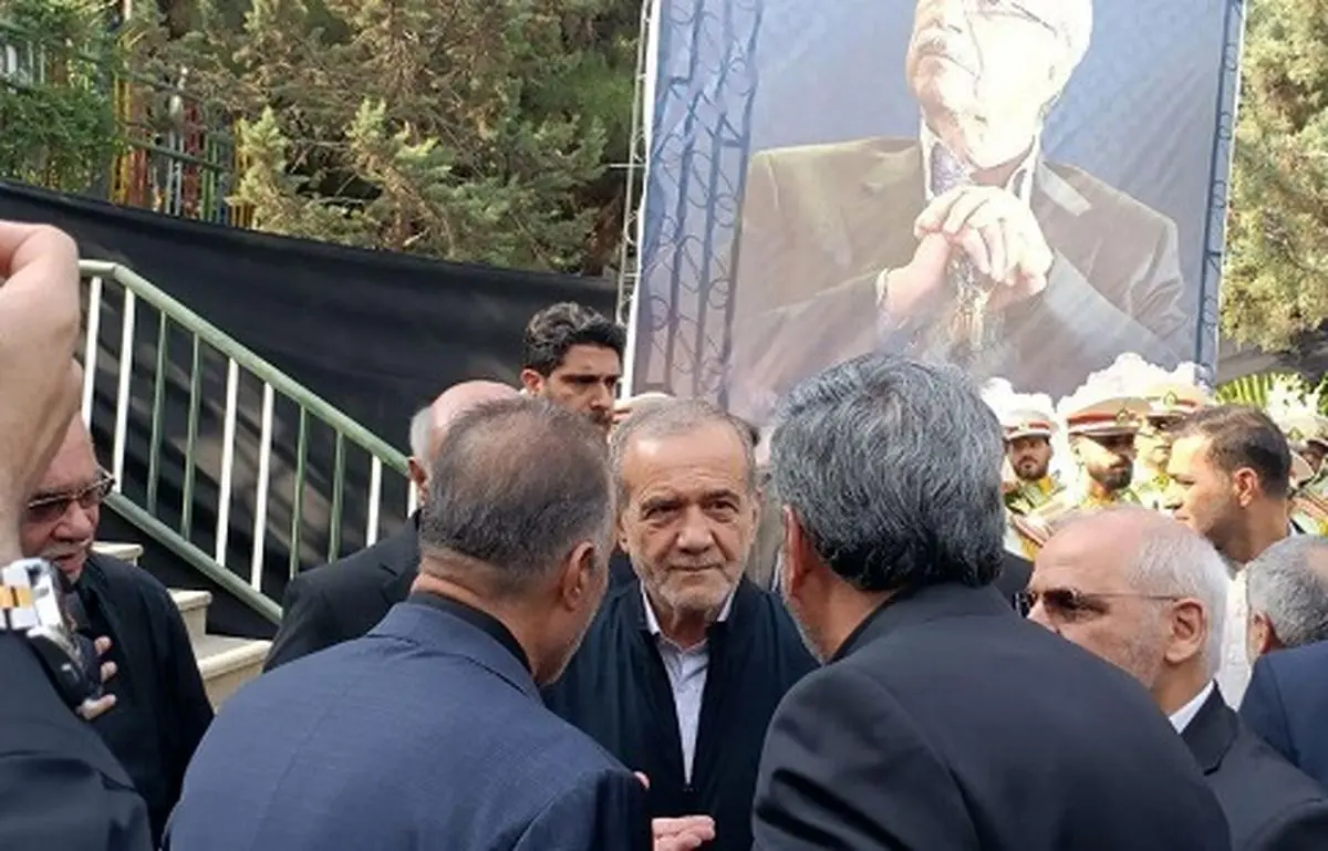 تصاویری از حضور رئیس‌جمهور در مراسم تشییع پیکر ناصر قفلی