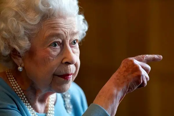 نصب آگهی فوت ملکه انگلیس روی دیوار کاخ باکینگهام+ ویدئو