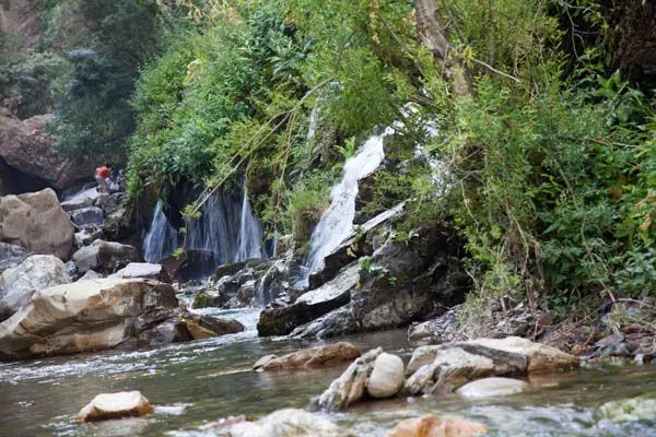 برچیدن موانع دسترسی عمومی به آبشار هفت چشمه در جاده چالوس
