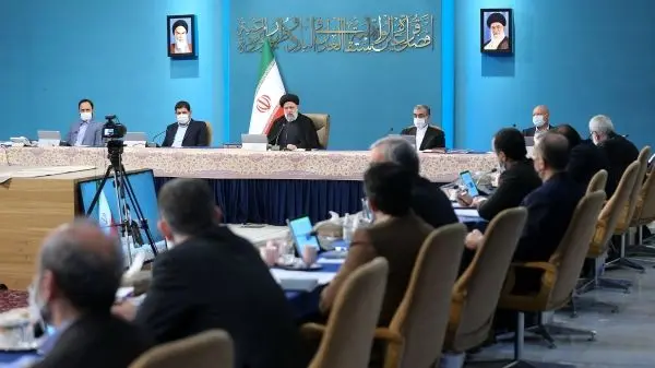 دفاع روزنامه کیهان از دولت رئیسی؛ دولت روحانی همه کارها‌ را زمین‌گیر کرد 