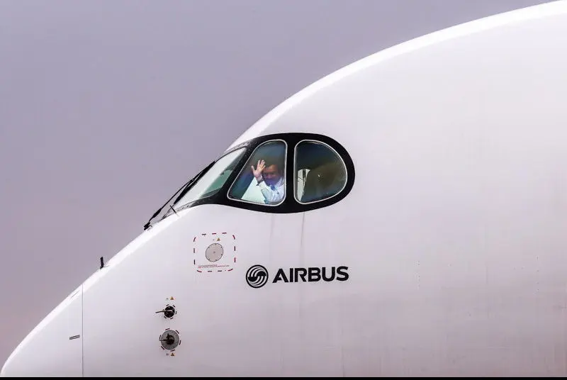 لحظه فرود دیدنی هواپیمای ایرباس A٣٨٠+ ویدئو