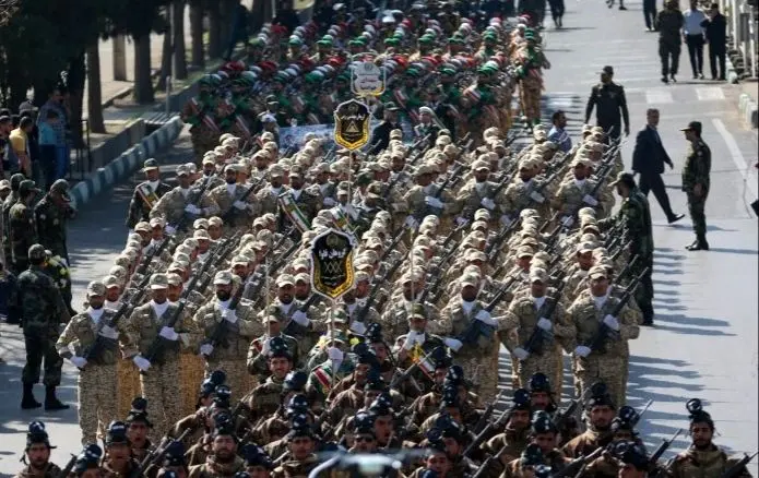 تصویری از ژست خاص زنان ارتشی در رژه روز ارتش + عکس
