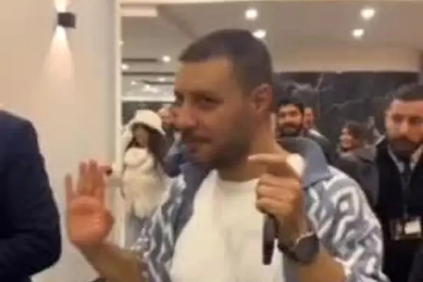 ببینید| جواد عزتی خطاب به بادیگاردها در جشن حافظ: دستمو ول کنید، خودم می‌رم