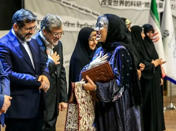 تصویر این زن خارجی در ایران میلیون‌ها بار دیده شد؛ او مهمان یک مراسم دولتی بود