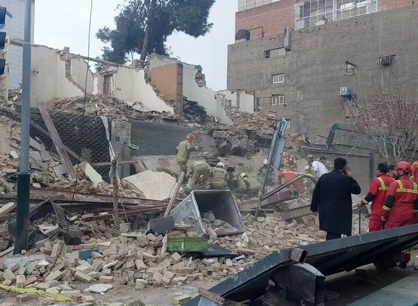 گزارش روزنامه اعتماد از انفجارهای خیابان فرجام، آپادانا و عشقیار / یک آتش‌نشان: در این ۸ روز تیکه‌های جسد هموطنامون رو از زیر آوار بیرون کشیدیم