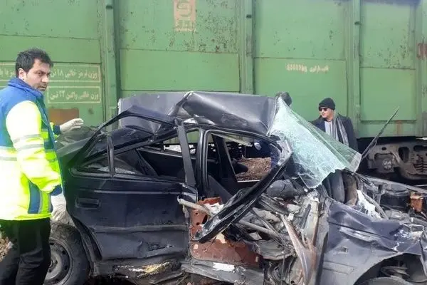 حادثه برخورد قطار با خودرو در شازند؛ مصدوم ۲۴ ساله به بیمارستان اراک منتقل شد