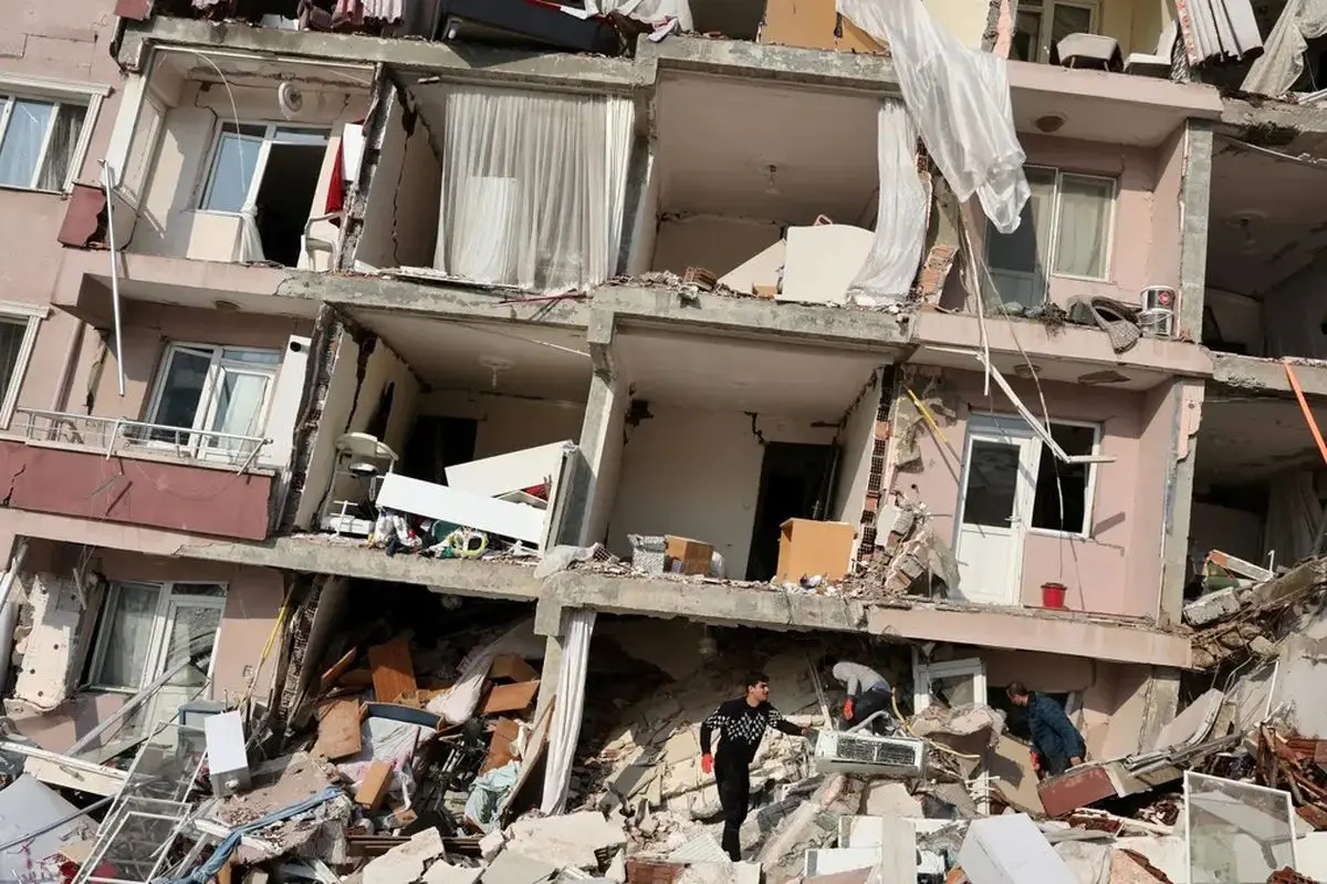 ویدئو| این زن بعد یک هفته زنده از زیر آوار زلزله ترکیه بیرون آمد