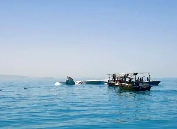 سقوط یک فروند هواپیمای آموزشی در آب‌های جزیره قشم/سرنشینان سالم اند