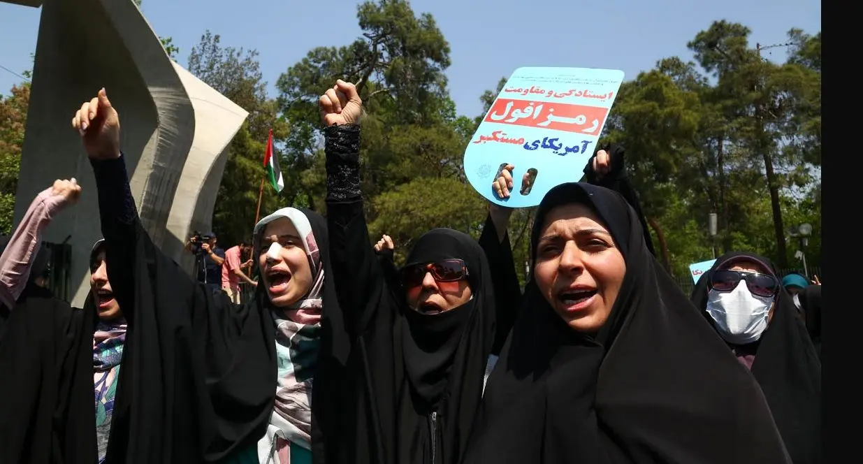 تصویری از جمعیت تجمع ضدآمریکایی مقابل دانشگاه تهران+عکس
