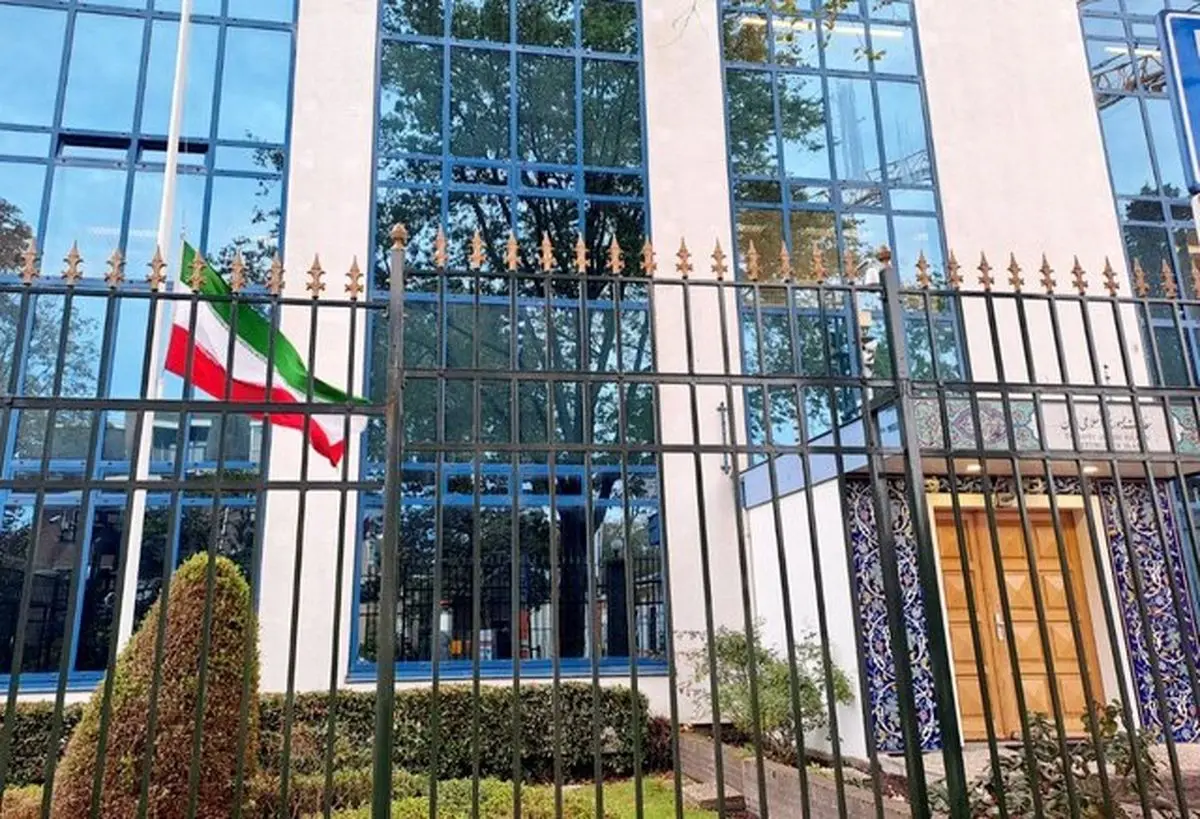پرچم‌های نیمه‌افراشته سفارت ایران در کشورهای اروپایی به احترام شهدای حمله به بیمارستان غزه + تصاویر