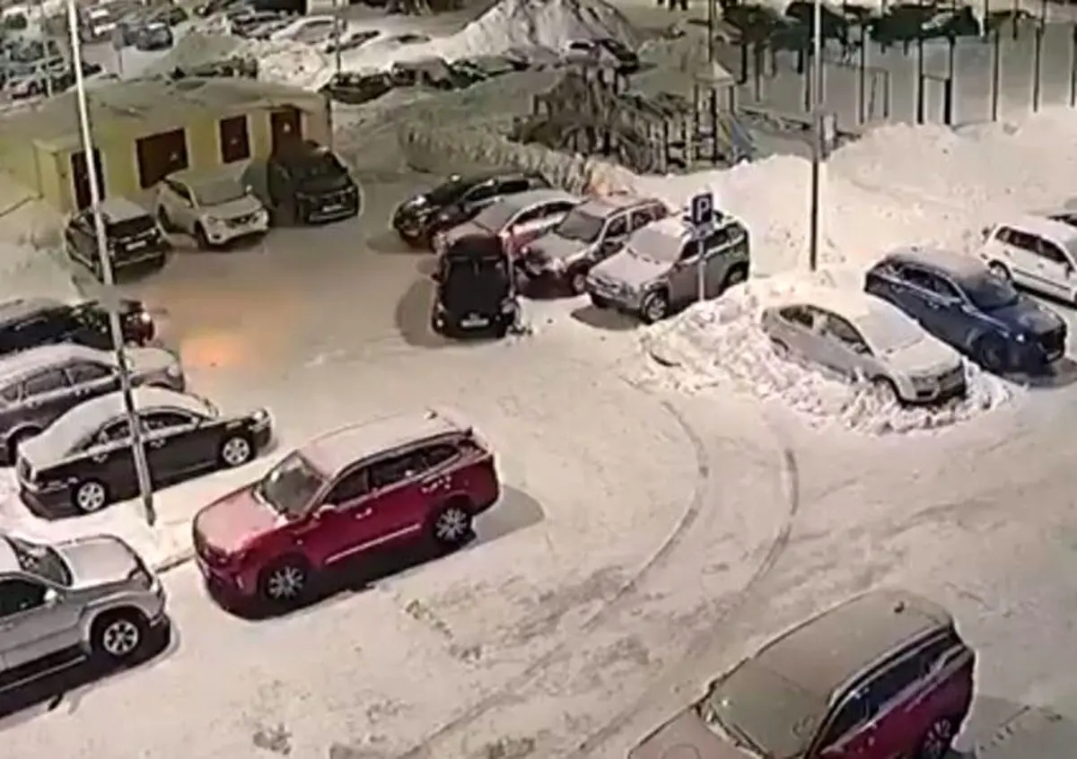 زن روس برای پارک کردن خودرو، 7 خودرو دیگر را تخریب کرد + ویدئو
