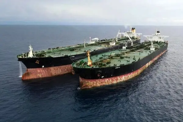 بلومبرگ: دو ابرنفتکش حامل نفت ایران هفته جاری، محموله‌های خود را در بنادر جداگانه چین تخلیه کردند/ چین خرید نفت خام ایران را افزایش داد