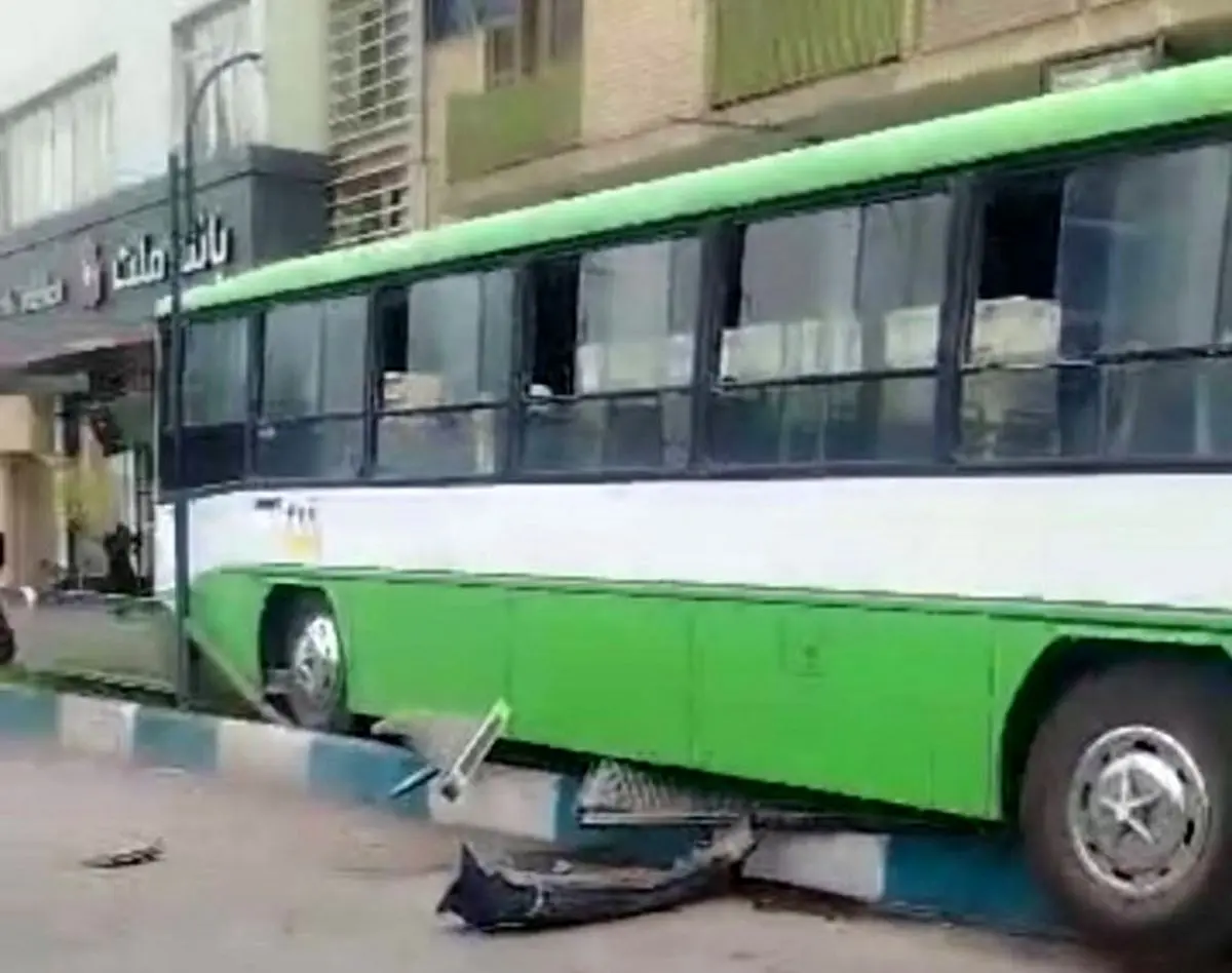 سرقت اتوبوس توسط نوجوان کمتوان ذهنی و تصادف شدید با چند اتومبیل