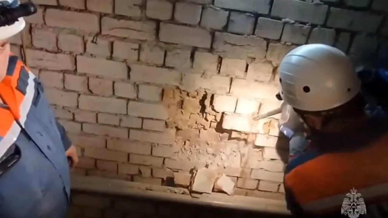 دختر روس سه روز در شکاف بین دو ساختمان گرفتار ماند + ویدئو
