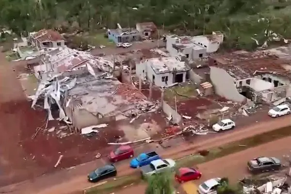 ببینید| گردباد وحشتناک برزیل را با خاک یکسان کرد+ تعداد کشته ها اعلام شد