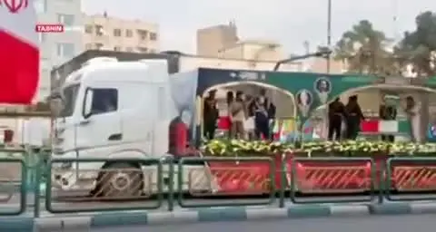 ویدیویی از ورود پیکر فرماندهان شهید و شهدای مردمی به میدان انقلاب