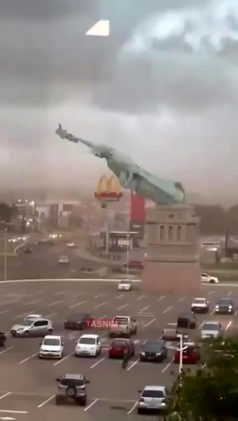 ببینید | سقوط ماکت مجسمه آزادی در برزیل بر اثر طوفان