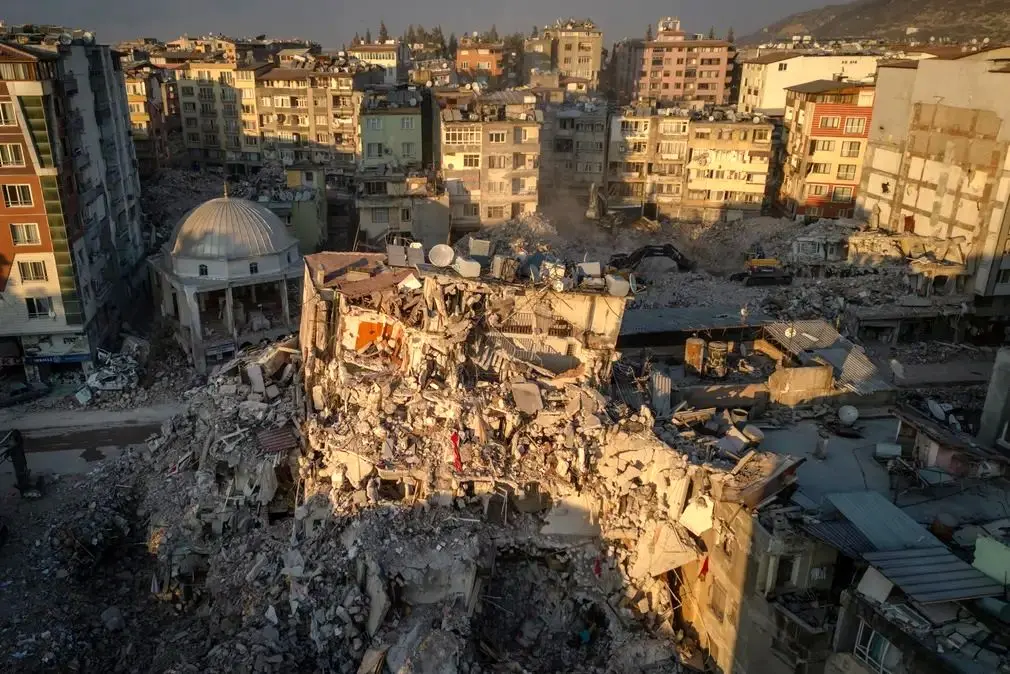 ویدئو| ادامه ریزش ساختمان‌ها پس از زلزله ترکیه