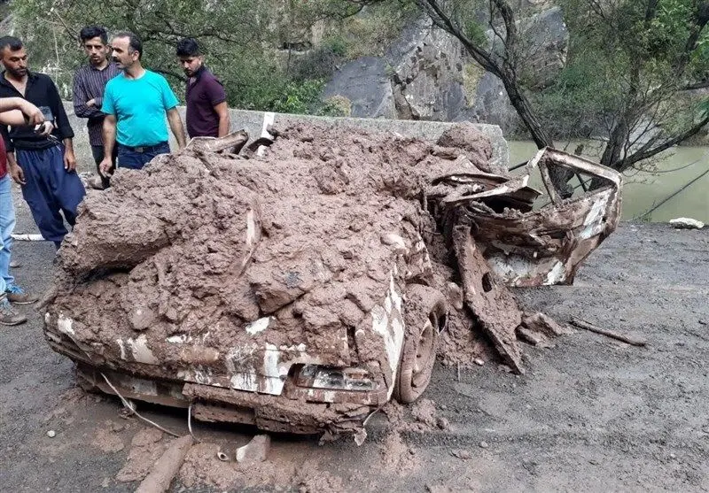 مفقودشدن سرنشینان یک وَن در سیل چالوس صحت ندارد