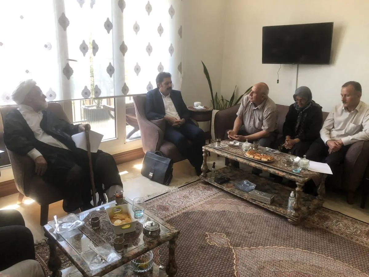 کروبی در دیدار با خانواده پخشان عزیزی: از آقای اژه‌ای مصرانه می‌خواهم در این دو پرونده توجه ویژه داشته و از اختیارات قانونی‌شان در ماده ۴۷۷ استفاده کنند