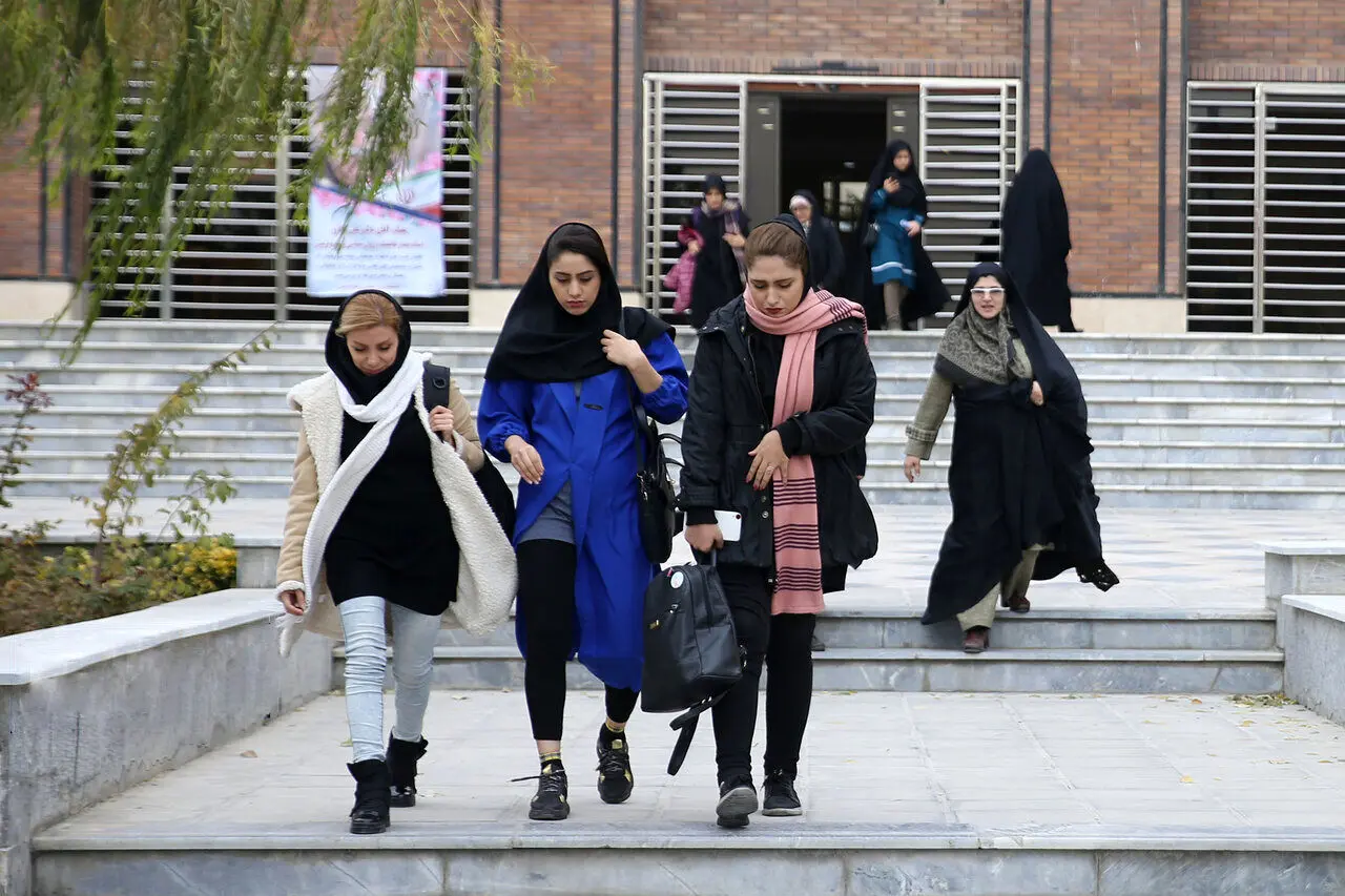 وزارت علوم خبر داد: برخورد با انجمن یک دانشگاه معروف تهران به دلیل بی‌حجابی سخنران