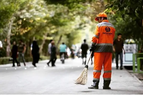 پیمانکاران شهرداری برای نظافت شهر از کودکان استفاده می‌کنند