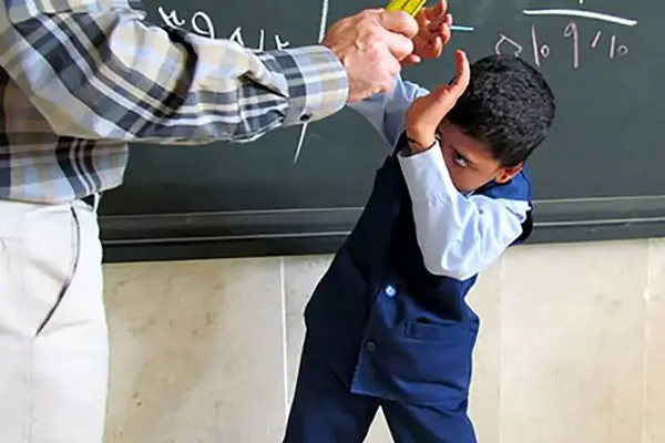 تکرار رفتار خشونت‌آمیز معلم کرمانشاهی؛ ۳ دانش‌آموز زیر چک و لگد و مشت آقای معلم! + ویدئو