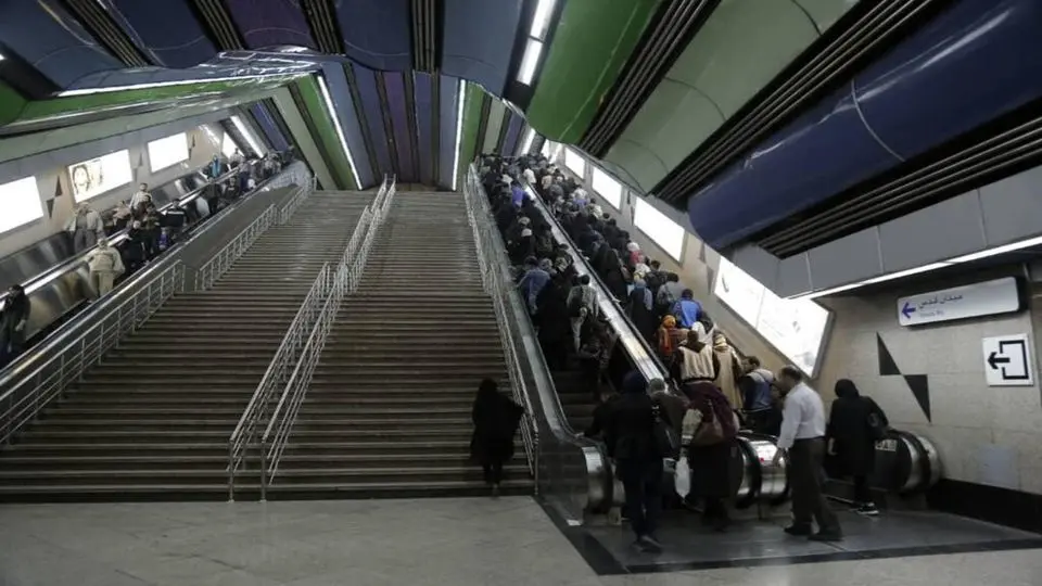 ببینید | شادی نوازنده و مردم روی پله‌های برقی متروی تهران