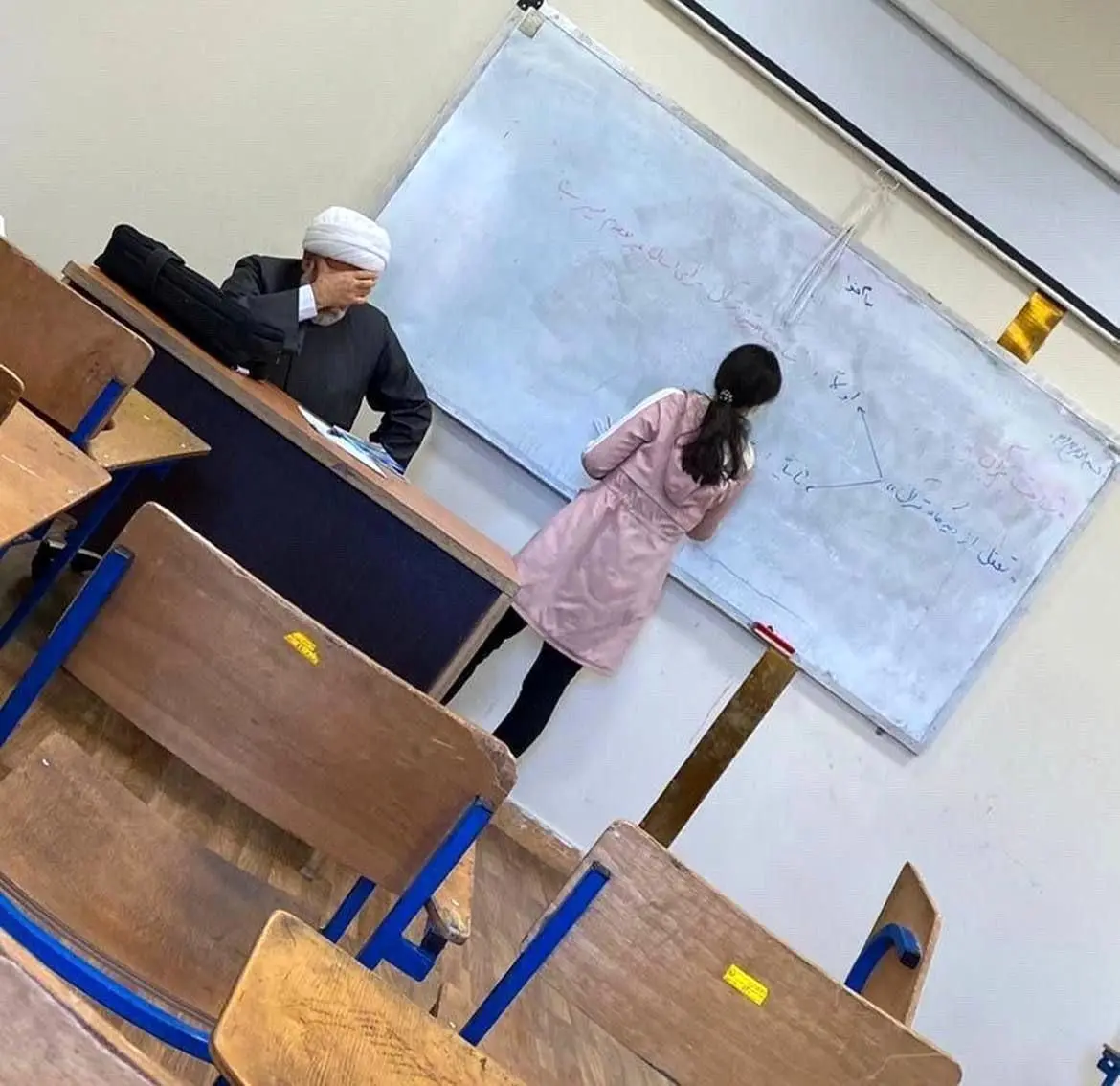 تصویر دانشجوی بی‌حجاب در کلاس درس یک روحانی + عکس