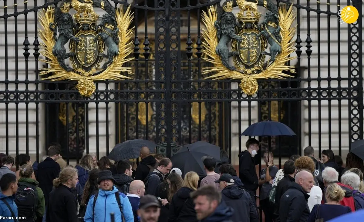 وضعیت کاخ باکینگهام پس از اعلام خبر درگذشت ملکه انگلیس+ ویدئو