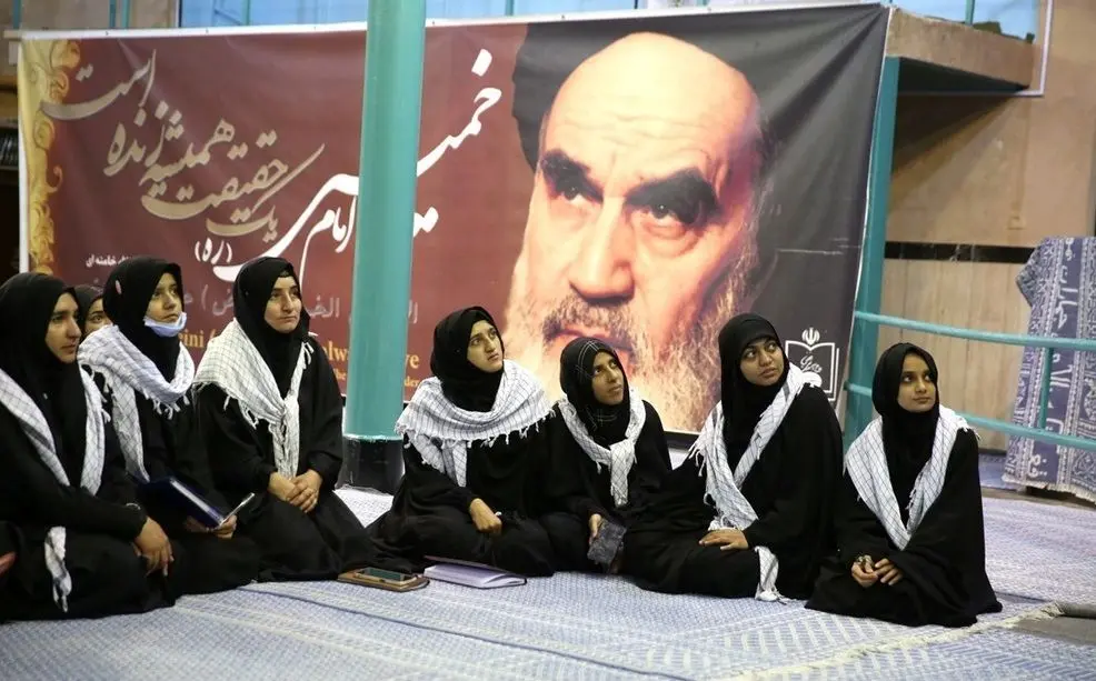 حجاب جالب دانشجویان دختر خارجی در بازدید از جماران و حسینیه امام خمینی+ عکس