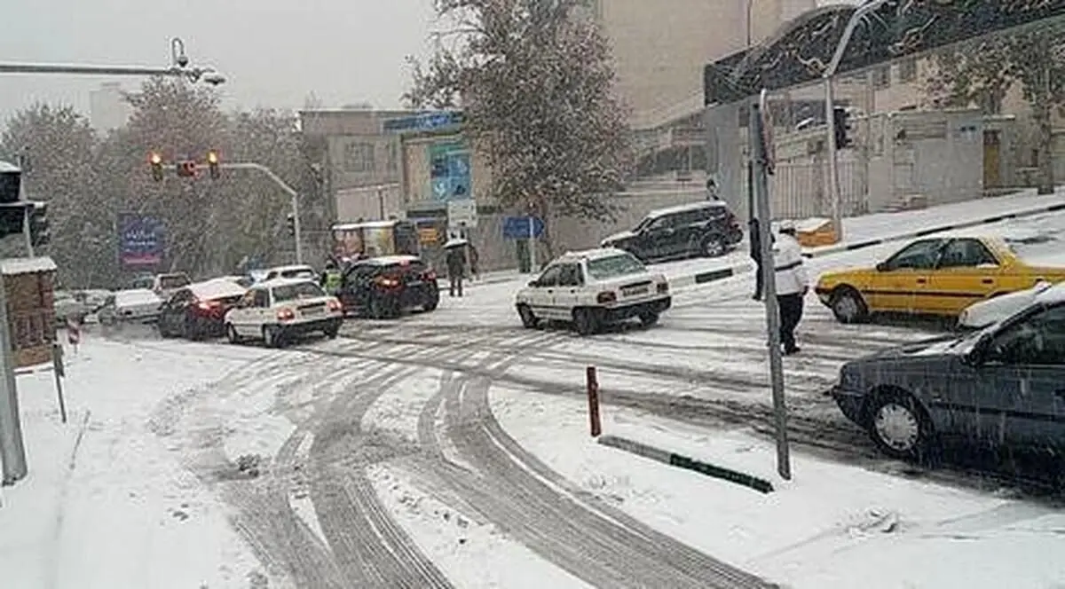 بارش برف، بار دیگر مردم تهران را زمین‌گیر کرد/ خیابان‌ها قفل شدند