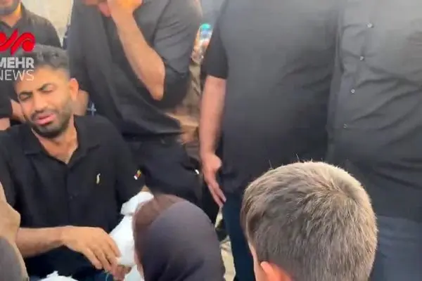 ببینید| لحظات غم انگیز تشییع پیکر یکی از جان‌باختگان انفجار بندرعباس؛ همسر سمیه رئیسی: زیر آتش سوخت