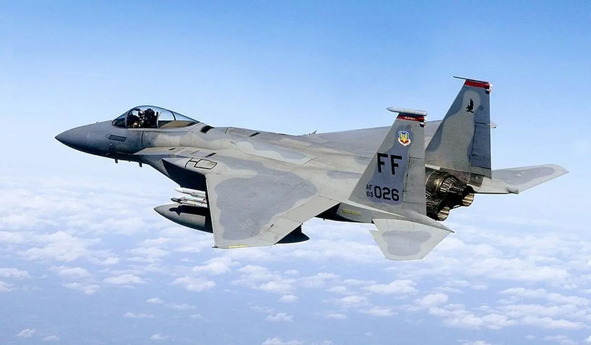 ببینید| این خلبان زن جنگنده F15 اینگونه در آسمان سوختگیری می‌کند