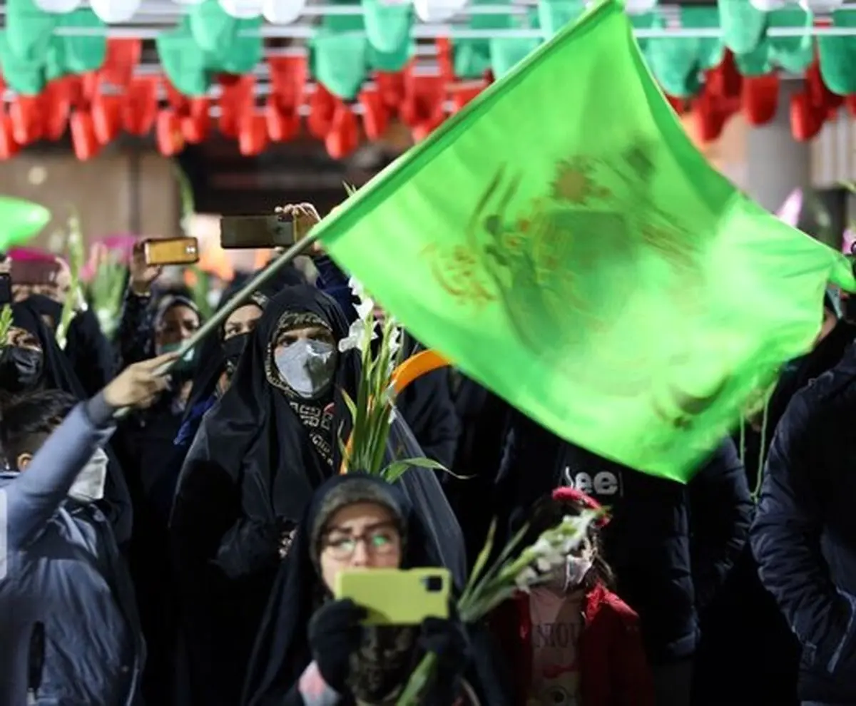 پلاکارد «جهاد فرزندآوری» یک زن در تجمع منتظران ظهور در مشهد + تصویر