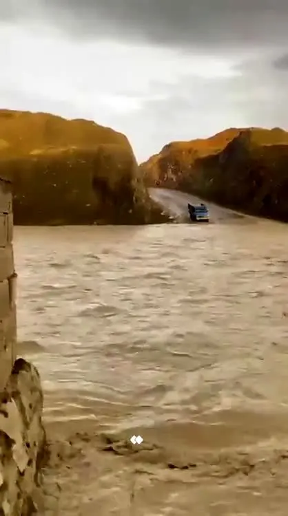 ببینید| جاری شدن سیلاب در بشاگرد هرمزگان