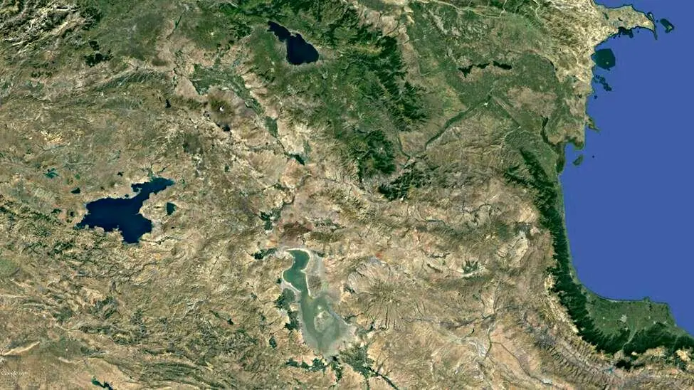 تصویر هوایی از وضعیت اسفناک دریاچه ارومیه در برابر وان و سوان؛ کم‌بارشی فقط برای ایران بوده!؟
