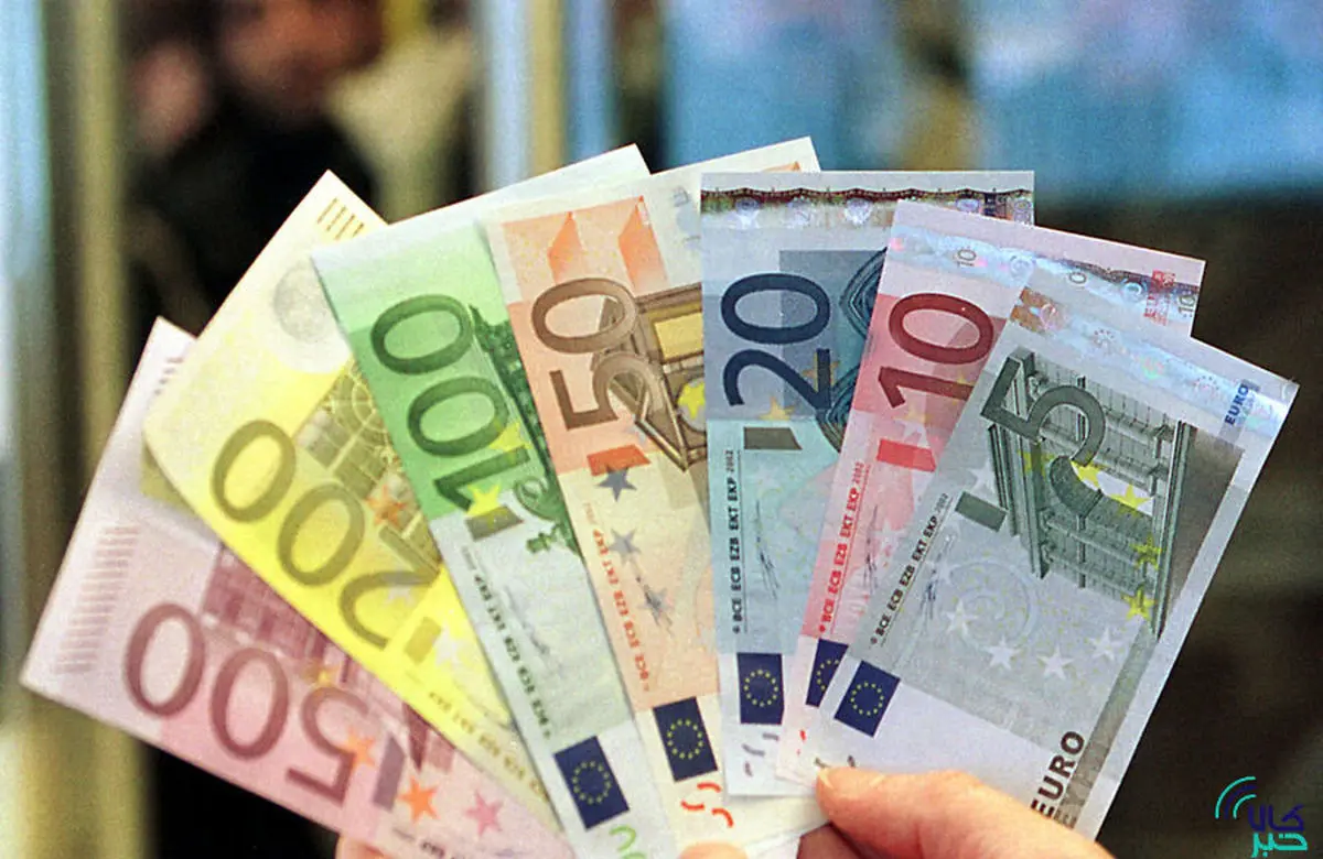 کاهش قیمت یورو در صرافی‌های بانکی 