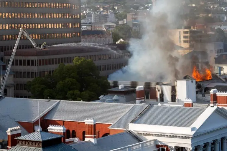 ساختمان پارلمان آفریقای جنوبی در آتش سوخت