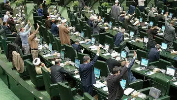 اعتراض شدید روزنامه ایران به «بریز و بپاش» نمایندگان در بودجه ۱۴۰۳؛ مجلس در دو ساعت ۳۴۰ هزار میلیارد تومان بار اضافه به دولت تحمیل کرد