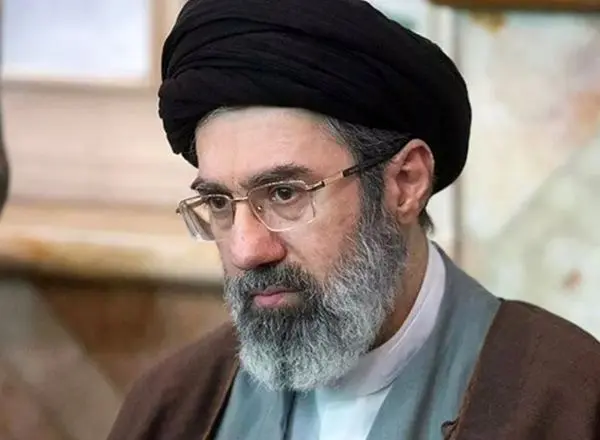  برای بنده تکیه زدن بر جائی که محل جلوس دو پیشوای عظیم‌الشان، خمینی کبیر و خامنه‌ای شهید بوده سخت است/ همچنان تنگه هرمز باید بسته بماند/ از انتقام خون شهیدان صرف‌نظر نخواهیم کرد/ باید حضور موثر  مورد مردم در صحنه به خصوص مراسم روز قدس مورد توجه باشد