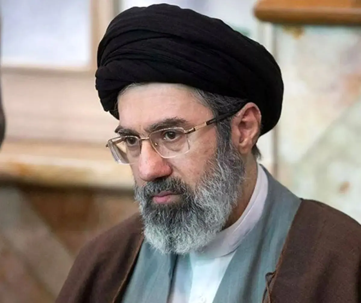 تصویر مجتبی خامنه‌ای، فرزند رهبر انقلاب روی جلد روزنامه اصلاح‌طلب + عکس