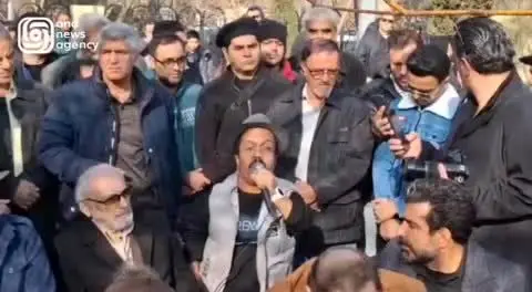 ببینید| اعتراض شدید امید علیمردانی به غیبت مهران مدیری و سیامک انصاری در مراسم تشییع سعید پیردوست 