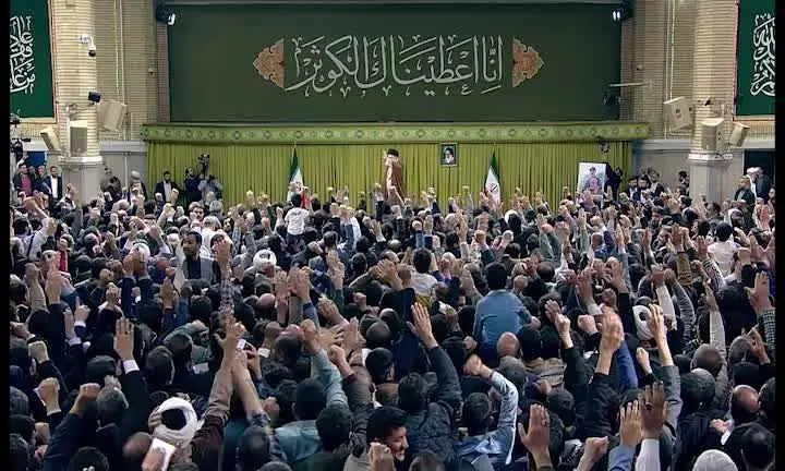 ببینید| اولین ویدئو از آغاز دیدار مداحان با رهبر انقلاب در حسینیه امام خمینی